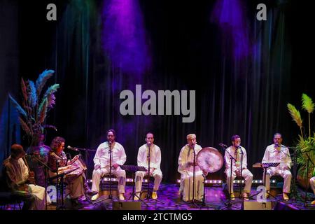 Abdelkader Ghayt et l'Orchestre Samaa se produisant à la Paris Music Factory en 360 lors de Night of Destiny (festival musulman Laylat Al Qadr), Paris, France Banque D'Images