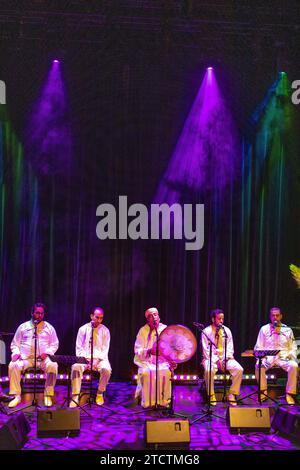 Abdelkader Ghayt et l'Orchestre Samaa se produisant à la Paris Music Factory en 360 lors de Night of Destiny (festival musulman Laylat Al Qadr), Paris, France Banque D'Images