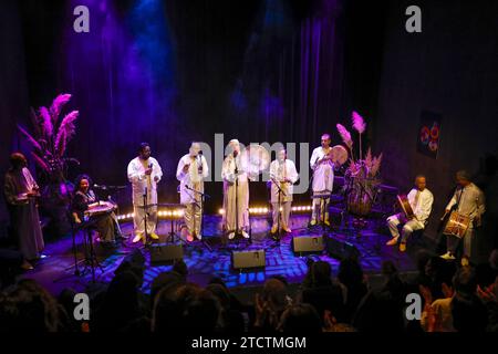 Abdelkader Ghayt et l'Orchestre Samaa se produisant à la Paris Music Factory en 360 lors de Night of Destiny (festival musulman Laylat Al Qadr), Paris, France Banque D'Images