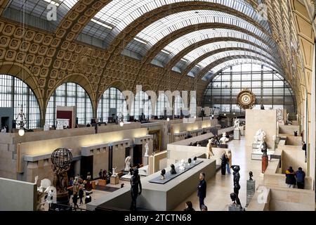Musée d'Orsay avec visiteurs, Paris Banque D'Images