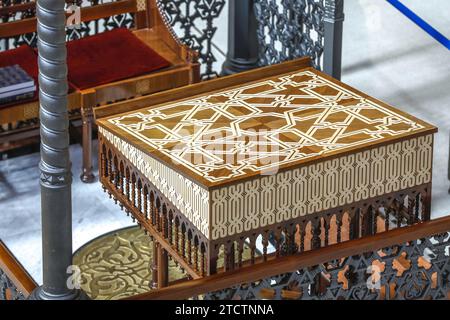 Synagogue Rumbach, Budapest, Hongrie. Bima Banque D'Images