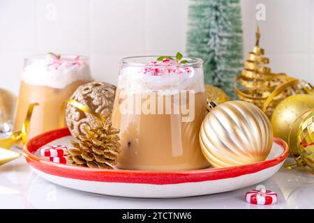 Mocha ou Latte glacé à la menthe poivrée, boisson au café de Noël avec cannes de bonbons écrasées, crème fouettée et sirop de menthe, boisson fraîche de fête Banque D'Images