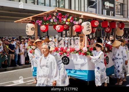 Kyoto, Japon - 24 2023 juillet : Festival Gion Matsuri, Hanagasa Junko Parade. Cortège de parapluie de fleur de défilé de flotteur sur la rue de la ville. Banque D'Images