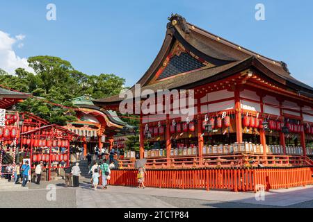 Kyoto, Japon lanternes rouges traditionnelles japonaises au sanctuaire Fushimi Inari ( Fushimi Inari Taisha ) pendant le festival de Motomiya ( festival de Motomiyasai ) Banque D'Images