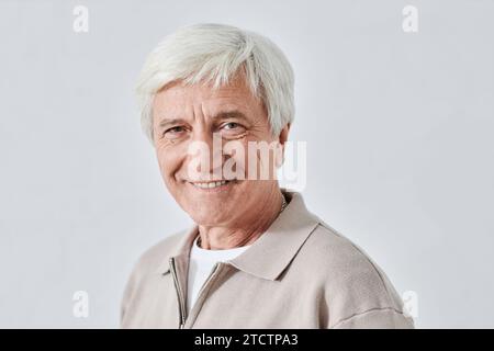 Joyeux portrait d'homme senior aux cheveux blancs Banque D'Images