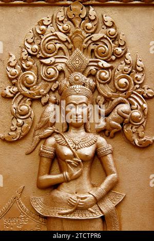 Mongkol Serei Kien Khleang Pagode. Danseur APSARA. APSARA est membre d'une classe d'êtres célestes dans la culture hindoue et bouddhiste. Phnom Penh ; Cambodge Banque D'Images