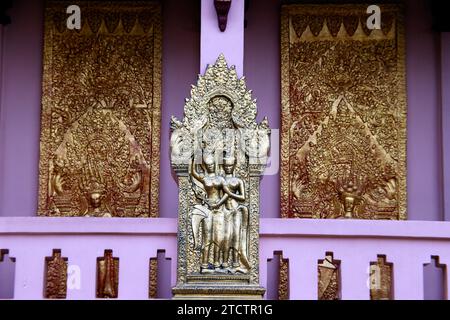 Wat Phnom Daun Penh. Danseurs APSARA. APSARA est membre d'une classe d'êtres célestes dans la culture hindoue et bouddhiste. Phnom Penh ; Cambodge. Banque D'Images