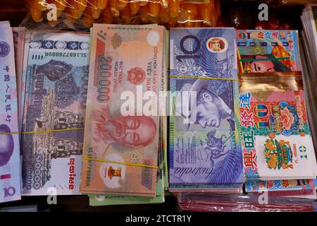 Une boutique vendant des offres bouddhistes et taoïstes pour les temples. Billets de banque de l'enfer et autres formes de papier joss. Phnom Penh ; Cambodge. Banque D'Images