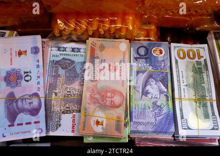 Une boutique vendant des offres bouddhistes et taoïstes pour les temples. Billets de banque de l'enfer et autres formes de papier joss. Phnom Penh ; Cambodge. Banque D'Images