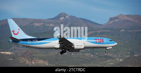 Tenerife, Espagne 10 décembre 2023. Boeing 737 MAX 8 TUI Airlines vole dans le ciel bleu. Atterrissage à l'aéroport de Tenerife. Volcan El Teide dans le backgro Banque D'Images