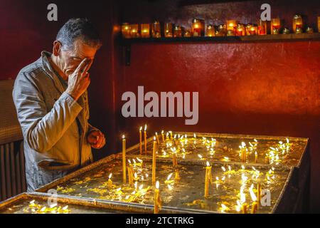 Fidèle se croisant dans la cathédrale orthodoxe métropolitaine de Timisoara, Roumanie Banque D'Images