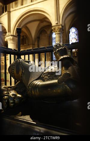 Cathédrale de Canterbury, Kent, Royaume-Uni Statue couchée d'Edward Plantagenet, le Prince Noir (1330-1373) sur sa tombe Banque D'Images