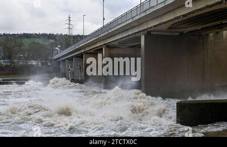 Stuttgart, Allemagne. 14 décembre 2023. Les masses d'eau forment de hautes vagues à une écluse du Neckar près de Stuttgart après des pluies prolongées (effet d'essuyage dû à une longue exposition). Crédit : Bernd Weißbrod/dpa/Alamy Live News Banque D'Images