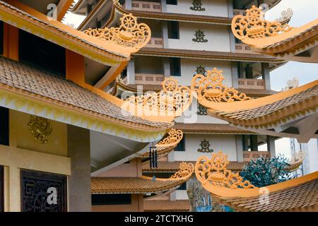 Pagode PHAP Vien Minh Dang Quang. Détails du toit. Architecture. Ho Chi Minh ville. Vietnam. Banque D'Images