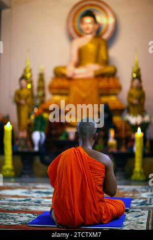 Temple bouddhiste Munirensay. Moines bouddhistes priant le Bouddha. CAN Tho. Vietnam. Banque D'Images