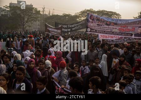 Dhaka, Bangladesh. 14 décembre 2023. On voit des gens rendre hommage aux intellectuels martyrs. Les Bangladeshis ont rendu hommage aux dizaines d'intellectuels tués pendant la guerre, qui a conduit au succès de l'indépendance du pays d'Asie du Sud vis-à-vis du Pakistan. Les intellectuels ont été systématiquement tués à travers l'ancien Pakistan oriental par l'armée pakistanaise et leurs collaborateurs pour mutiler la nation émergente de son peuple talentueux et intellectuel. Crédit : SOPA Images Limited/Alamy Live News Banque D'Images