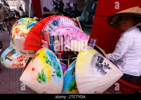 Chapeaux de paddy ou chapeaux de paille coniques à vendre sur un stand de marché. Banque D'Images