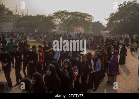 Dhaka, Bangladesh. 14 décembre 2023. On voit des gens rendre hommage aux intellectuels martyrs. Les Bangladeshis ont rendu hommage aux dizaines d'intellectuels tués pendant la guerre, qui a conduit au succès de l'indépendance du pays d'Asie du Sud vis-à-vis du Pakistan. Les intellectuels ont été systématiquement tués à travers l'ancien Pakistan oriental par l'armée pakistanaise et leurs collaborateurs pour mutiler la nation émergente de son peuple talentueux et intellectuel. Crédit : SOPA Images Limited/Alamy Live News Banque D'Images