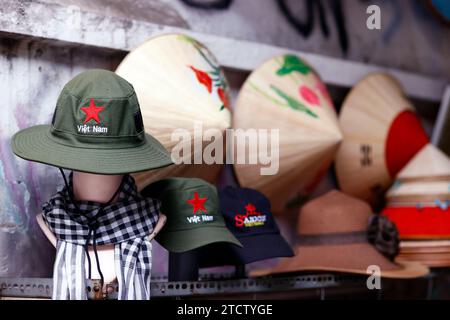 Chapeaux de paddy ou chapeaux de paille coniques à vendre sur un stand de marché. Banque D'Images