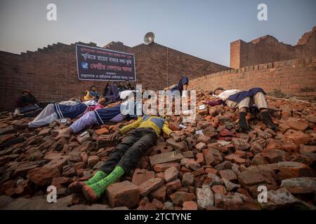 Dhaka, Bangladesh. 14 décembre 2023. Les artistes de théâtre se produisent en rendant hommage aux intellectuels martyrs. Les Bangladeshis ont rendu hommage aux dizaines d'intellectuels tués pendant la guerre, qui a conduit au succès de l'indépendance du pays d'Asie du Sud vis-à-vis du Pakistan. Les intellectuels ont été systématiquement tués à travers l'ancien Pakistan oriental par l'armée pakistanaise et leurs collaborateurs pour mutiler la nation émergente de son peuple talentueux et intellectuel. Crédit : SOPA Images Limited/Alamy Live News Banque D'Images