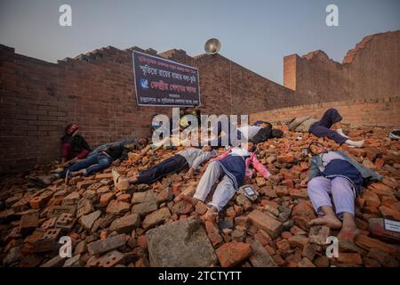 Dhaka, Bangladesh. 14 décembre 2023. Les artistes de théâtre se produisent comme des intellectuels martyrisés en rendant hommage. Les Bangladeshis ont rendu hommage aux dizaines d'intellectuels tués pendant la guerre, qui a conduit au succès de l'indépendance du pays d'Asie du Sud vis-à-vis du Pakistan. Les intellectuels ont été systématiquement tués à travers l'ancien Pakistan oriental par l'armée pakistanaise et leurs collaborateurs pour mutiler la nation émergente de son peuple talentueux et intellectuel. Crédit : SOPA Images Limited/Alamy Live News Banque D'Images