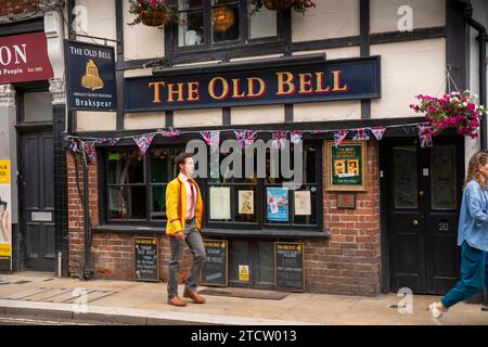 Royaume-Uni, Angleterre, Oxfordshire, Henley on Thames, Bell Street, Old Bell Inn, le plus ancien bâtiment de Henley Banque D'Images