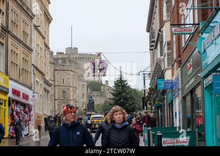 Windsor, Berkshire, Royaume-Uni. 14 décembre 2023. C'était une journée pluvieuse humide à Windsor, Berkshire aujourd'hui alors que les gens étaient dehors faire du shopping de Noël. Crédit : Maureen McLean/Alamy Live News Banque D'Images