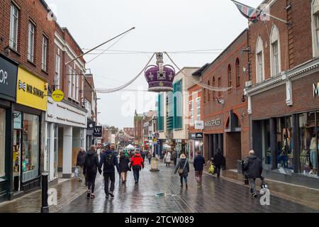 Windsor, Berkshire, Royaume-Uni. 14 décembre 2023. C'était une journée pluvieuse humide à Windsor, Berkshire aujourd'hui alors que les gens étaient dehors faire du shopping de Noël. Crédit : Maureen McLean/Alamy Live News Banque D'Images