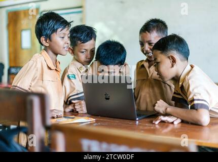 Retour à l'école, élèves étudiant Banque D'Images