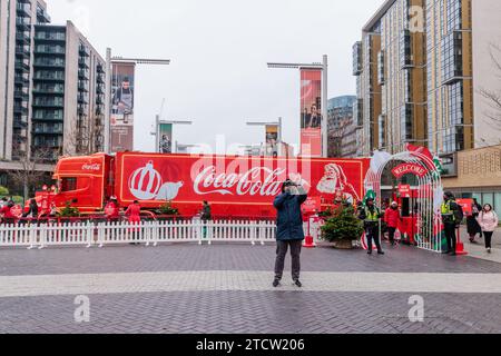 Wembley Park, Londres, Royaume-Uni. 14 décembre 2023. L'emblématique camion de Noël Coca Cola s'arrête sur Olympic Way, en face du stade de Wembley, lors de sa tournée britannique 2023. Photo de Amanda Rose/Alamy Live NewsWembley Park, Londres, Royaume-Uni. 14 décembre 2023. A les visiteurs prennent un selfie avec l'emblématique camion de Noël Coca Cola alors qu'il s'arrête sur Olympic Way, devant le stade de Wembley, lors de sa tournée britannique de 2023. Photo par Amanda Rose/Alamy Live News Banque D'Images