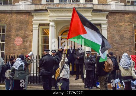 14 décembre 2023, Londres, Angleterre, Royaume-Uni : les manifestants pro-palestiniens se réunissent devant une collecte de fonds pour Israël à la Royal Society for Arts en présence de l'ambassadeur israélien Tzipi Hotovely et du président israélien Isaac Herzog. (Image de crédit : © Vuk Valcic/ZUMA Press Wire) USAGE ÉDITORIAL SEULEMENT! Non destiné à UN USAGE commercial ! Banque D'Images