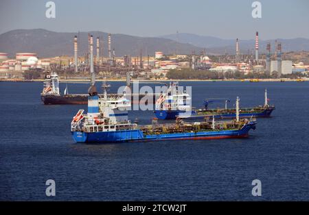 Trois navires les navires «Nisyros» et «IOS1» Chemical / Oil Tankers avec Koga Royal» un cargo ancré dans la baie de Gibraltar, BTO, Espagne, UE. Banque D'Images