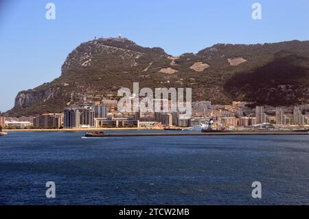 Le Rocher de Gibraltar au-dessus du port de Gibraltar, territoire britannique d'outre-mer, Espagne, UE. Banque D'Images