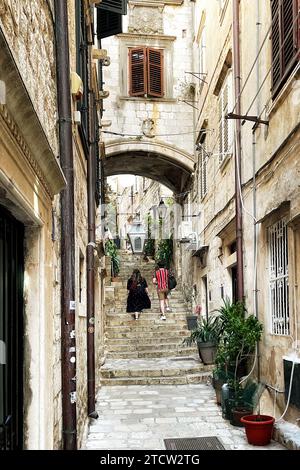 Une des nombreuses rues étroites à l'intérieur des murs de Dubrovnik, Croatie. Banque D'Images