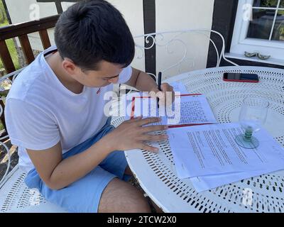 Etudiant du secondaire faisant ses devoirs au Mesnil en Ouche, France Banque D'Images
