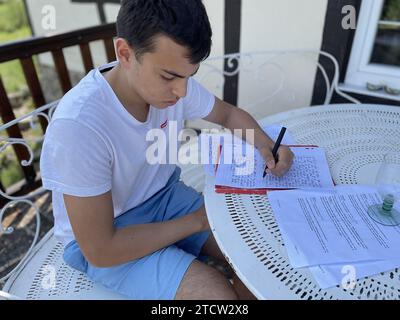 Etudiant du secondaire faisant ses devoirs au Mesnil en Ouche, France Banque D'Images