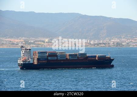 'X-epress Sousses' un porte-conteneurs marocain naviguant dans la baie de Gibraltar, BTO, Espagne, UE. Banque D'Images