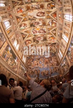 Touristes à l'intérieur de la Chapelle Sixtine, Vatican, Rome, Italie Banque D'Images