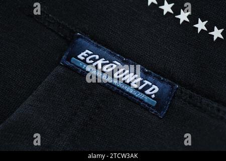 KIEV, UKRAINE - 4 MAI, 2023 : logo de la société Ecko Unltd sur de nouveaux vêtements de marque en gros plan Banque D'Images