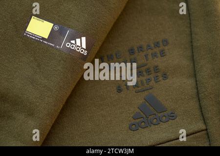 KIEV, UKRAINE - 4 MAI, 2023 : logo de la société Adidas sur les nouveaux vêtements de marque en gros plan Banque D'Images