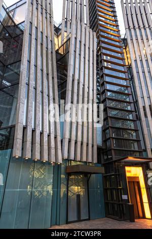 Bâtiment moderne en béton et verre dans la ville de Tokyo Banque D'Images