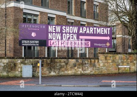 Nouveau Show Apartment sign, Berryhill Road, Giffnock, Glasgow, Écosse, Royaume-Uni, Europe Banque D'Images
