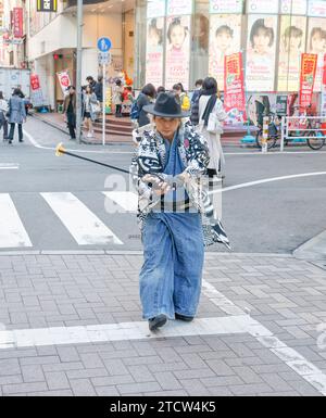 SAMOURAÏ QUI RAMASSE LA LITIÈRE DANS LES RUES SHIBUYA TOKYO Banque D'Images
