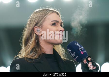 Newcastle, Royaume-Uni. 13 décembre 2023. Laura Woods TV présentatrice lors du match Newcastle United FC contre AC Milan UEFA Champions League Group F à St.James' Park, Newcastle, Royaume-Uni le 13 décembre 2023 Credit : Every second Media/Alamy Live News Banque D'Images