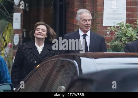 L'ancien Premier ministre Tony Blair et son épouse Cherie Blair quittent les funérailles de la baronne Glenys Kinnock de Holyhead, ancienne ministre, députée européenne et épouse de l'ancien dirigeant travailliste Lord Kinnock, au crématorium Golders Green, dans le nord de Londres. Date de la photo : jeudi 14 décembre 2023. Banque D'Images