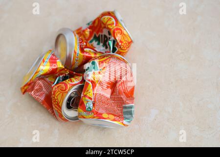 KIEV, UKRAINE - 4 MAI, 2023 : Mirinda boisson orange dans une boîte d'agrumes orange avec un design classique et logo en gros plan Banque D'Images