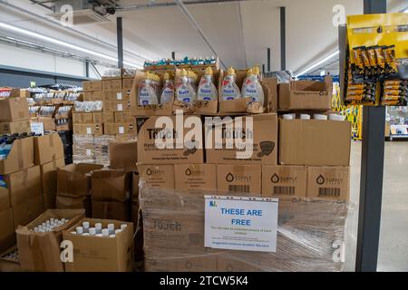 Slough, Royaume-Uni. 14 décembre 2023. Désinfectant pour les mains gratuit pour les clients. Un supermarché social appelé notjust A Store A ouvert un grand nouveau magasin au Westgate Retail Park sur l'A4 à Slough, Berkshire, juste à côté de Currys. L'immense magasin vend de la nourriture à prix réduit où les clients peuvent remplir un panier avec des articles pour 5 £ qui coûteraient environ 15 £ ailleurs. Une grande partie de la nourriture a dépassé la date de meilleur avant ou est en surplus de stock, mais est toujours parfaitement acceptable à consommer. Il est ouvert à tous ceux qui détestent le gaspillage et aiment les bonnes affaires. Les acheteurs n'ont pas besoin d'être membre pour magasiner en magasin ou avoir un seuil de revenu. Banque D'Images