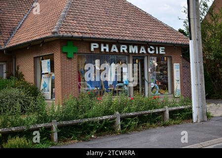 Façade avant d'une petite pharmacie dans le village français d'Aniche Banque D'Images