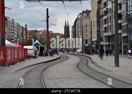 Lignes de tramway ondulées traversant une rue du centre-ville d'Anvers Banque D'Images