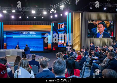 Moscou, Russie. 14 décembre 2023. Le président russe Vladimir Poutine attend de répondre aux questions d'un correspondant de l'agence de presse Xinhua lors de sa conférence de presse annuelle et de sa séance de questions-réponses à Moscou, en Russie, le 14 décembre 2023. Crédit : CAO Yang/Xinhua/Alamy Live News Banque D'Images